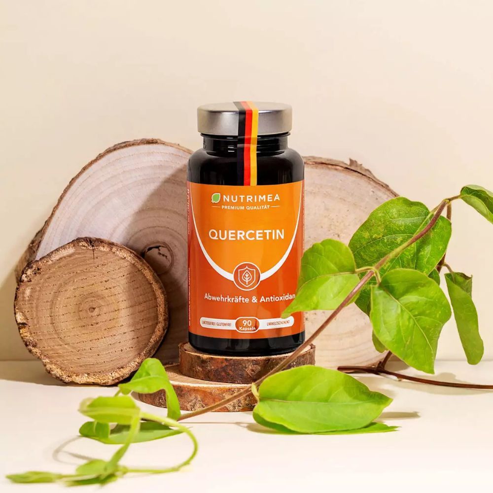 Bruine fles met oranje etiket. QUERCETINE, Afweerkrachten & Antioxidanten. 90 capsules. Op hout en bladeren.