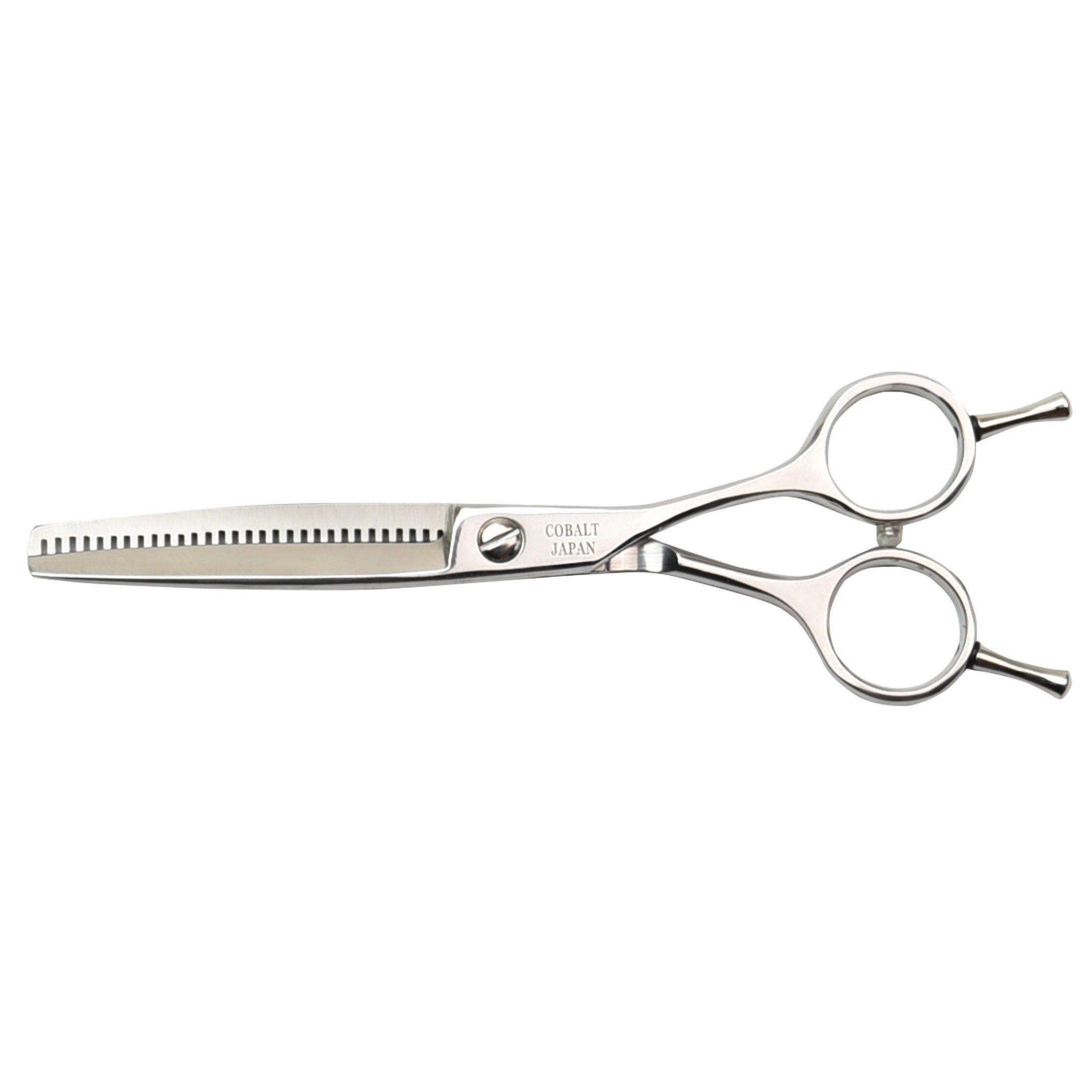 Ciseaux de coiffure argentés avec lame dentelée. Inscription "COBALT JAPAN".