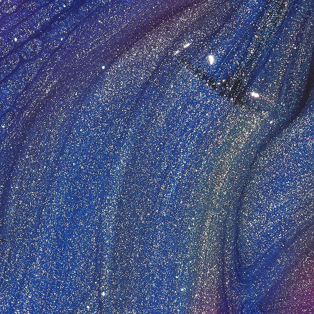 Blauwe nagellak met glitter. Close-up, golvende textuur. Kleurverloop van blauw naar paars.