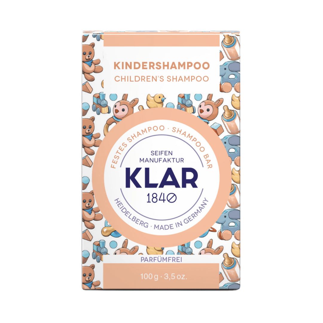Emballage de shampooing pour enfants. Inscriptions : Kindershampoo, Klar 1840, sans parfum. Motif de fond avec ours en peluche et biberons.