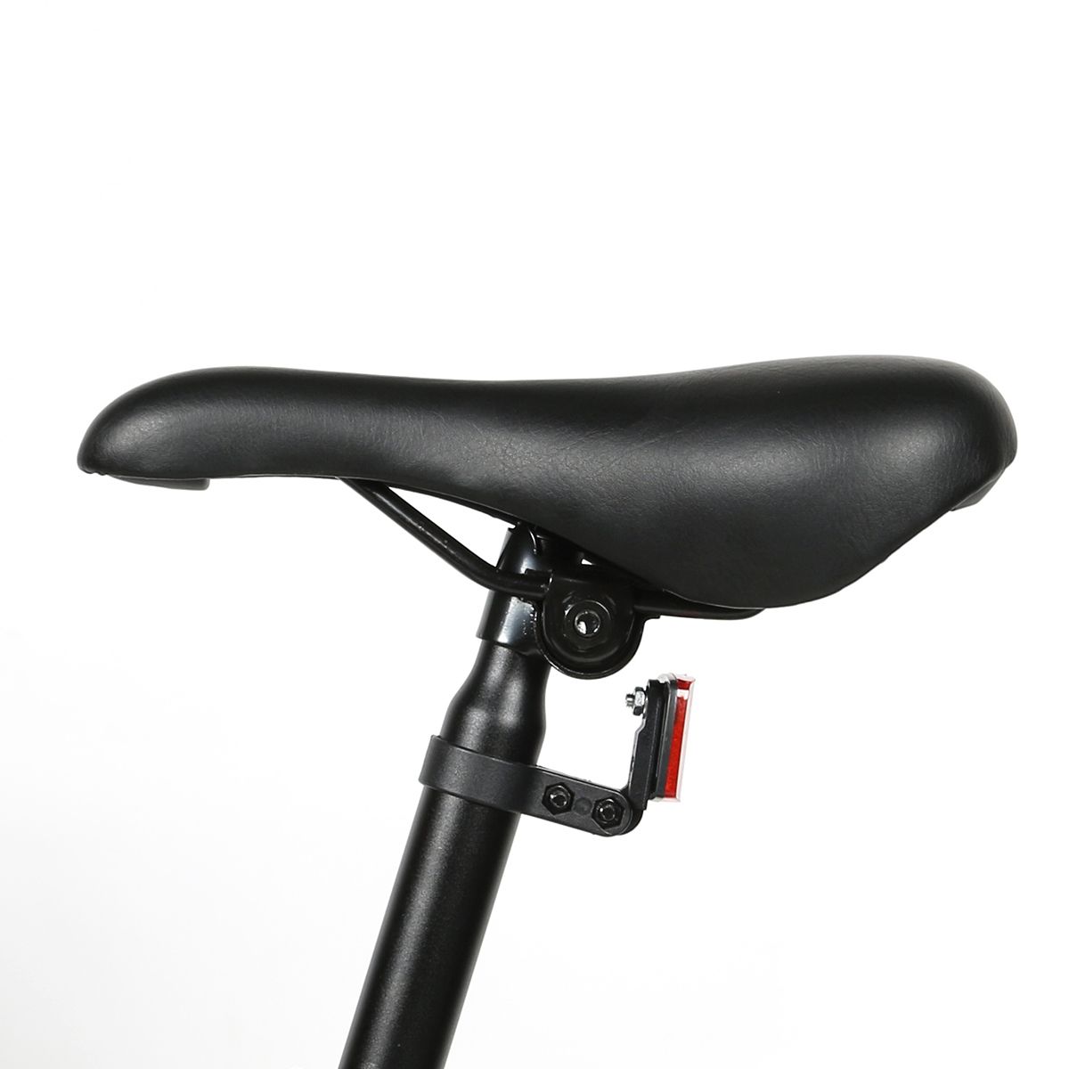 Selle de vélo noire avec feu arrière. Selle montée sur tige de selle noire. Feu arrière rouge.