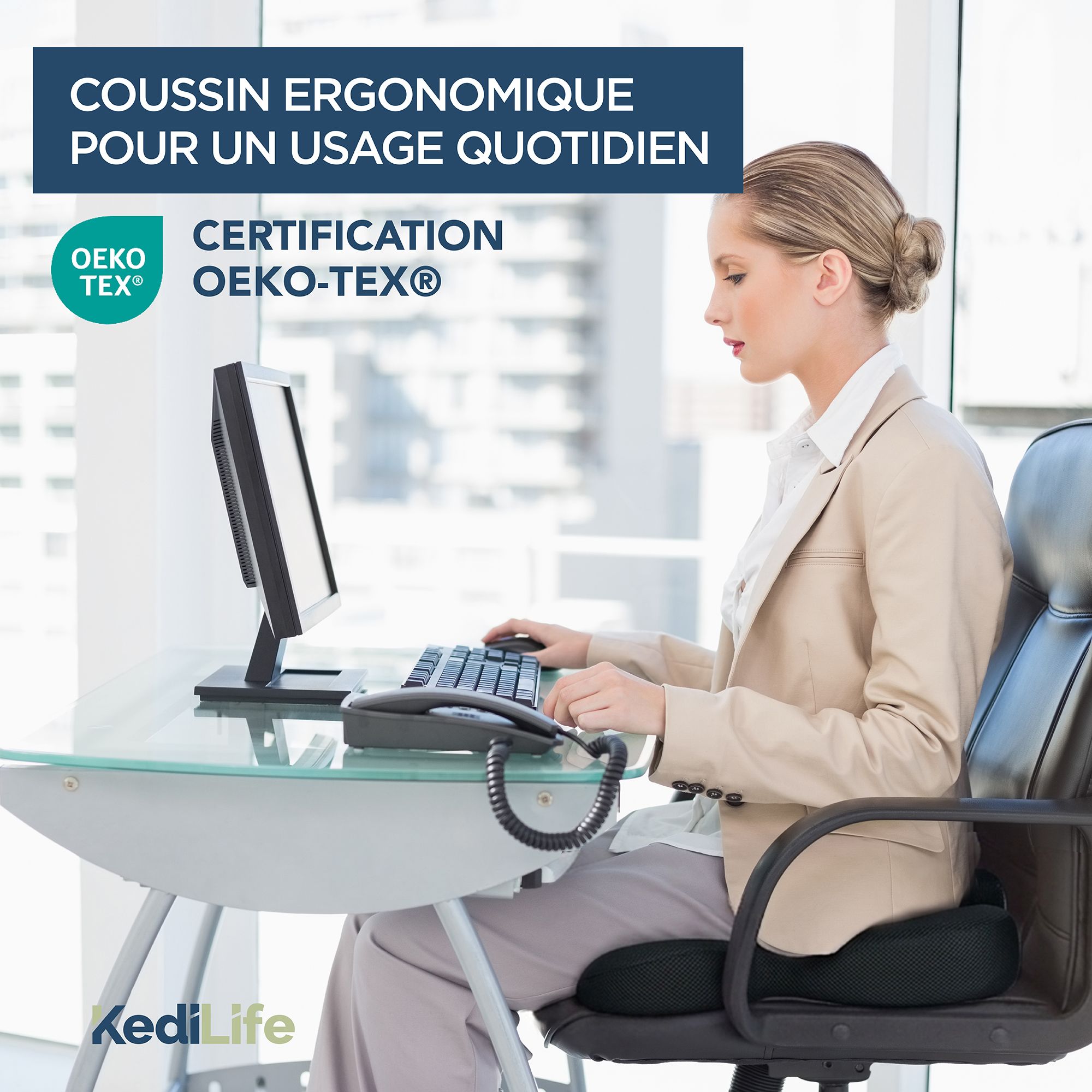 Femme au bureau avec coussin ergonomique. Certification OEKO-TEX®.