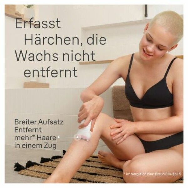 Une femme s'épile la jambe avec le Braun Silk-épil 7. "Attrape les poils que la cire ne retire pas" et "Tête large" sont visibles.