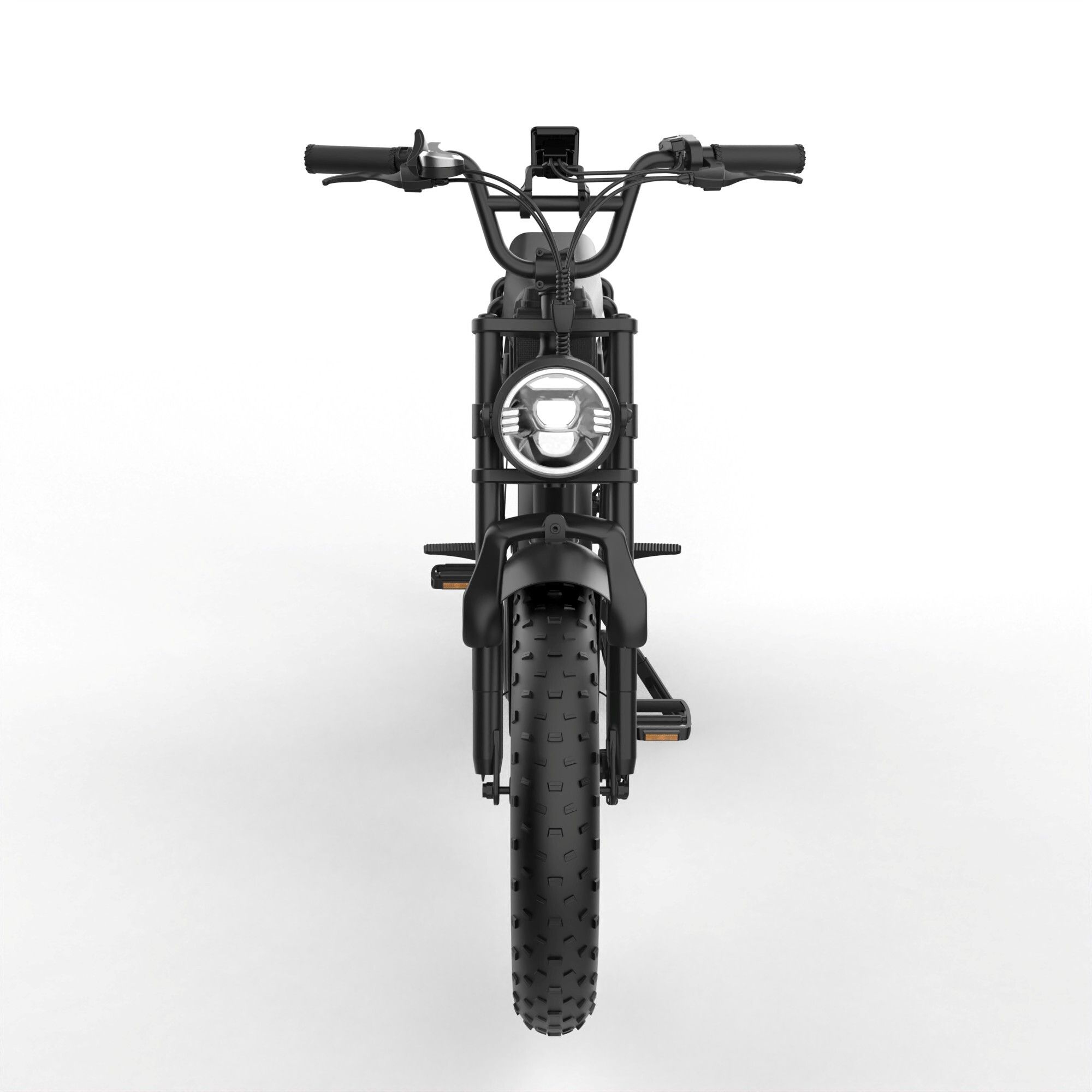 Zwarte e-crossfiets, vooraanzicht. Brede banden, koplamp en stuur.