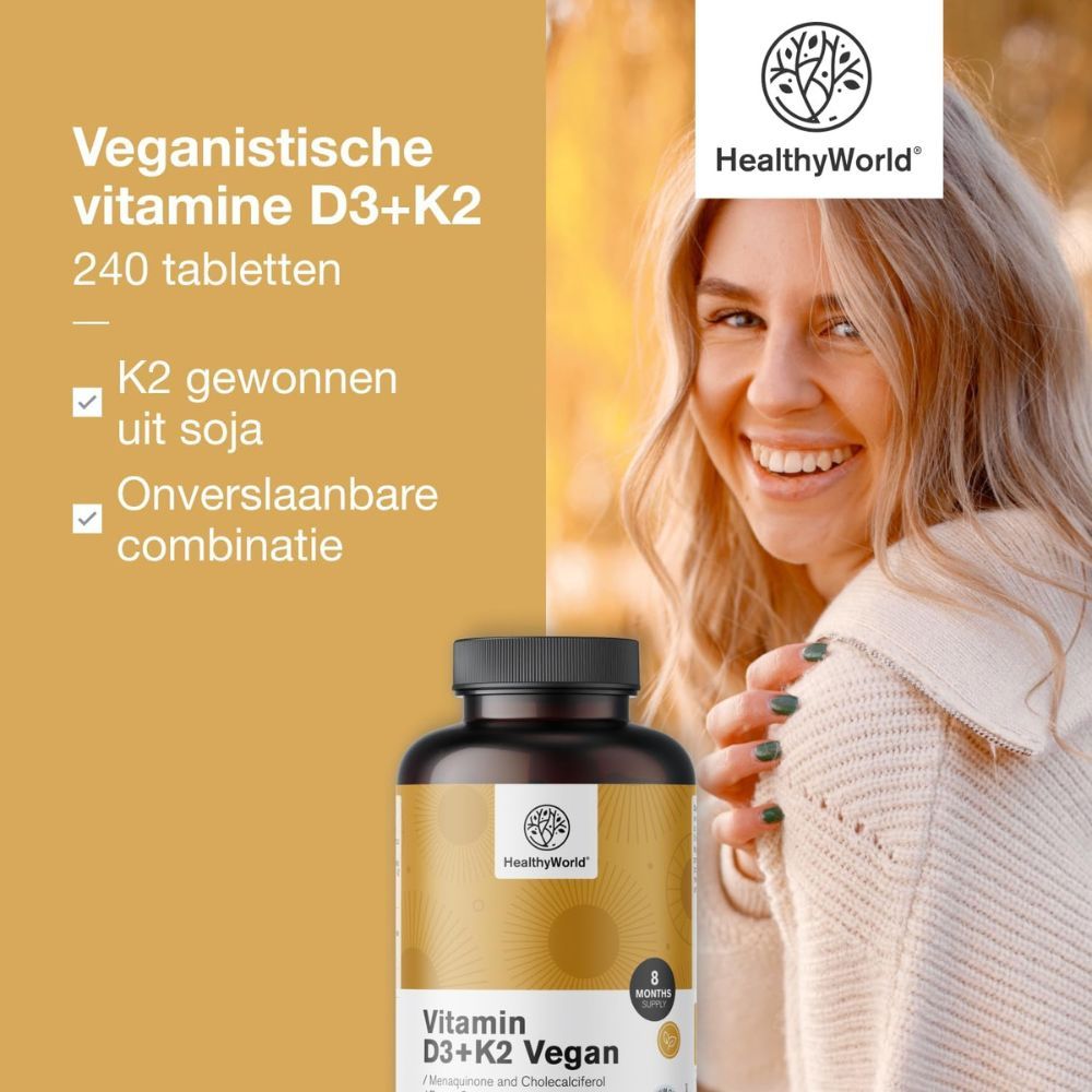 Vrouw lacht. Fles met vitaminen. Opschrift: Veganistische vitamine D3+K2, 240 tabletten. Merk: HealthyWorld.