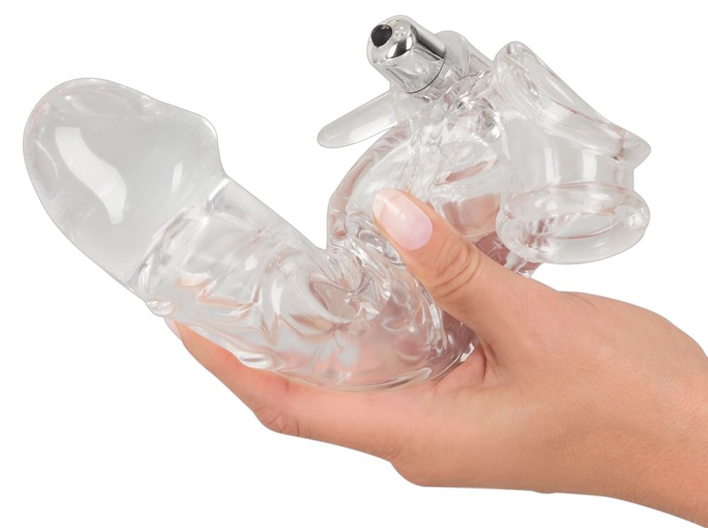 Manchon pénien transparent tenu en main. Forme de pénis avec ailes. Fonction de vibration visible.