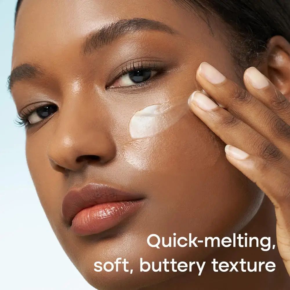 Close-up van een vrouw met product op de huid. Tekst: Quick-melting, soft, buttery texture.