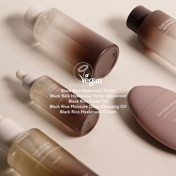Plusieurs produits sur une surface. Flacons de toner, huile pour le visage et crème. Label végétalien. Inscription : Haruharu wonder.