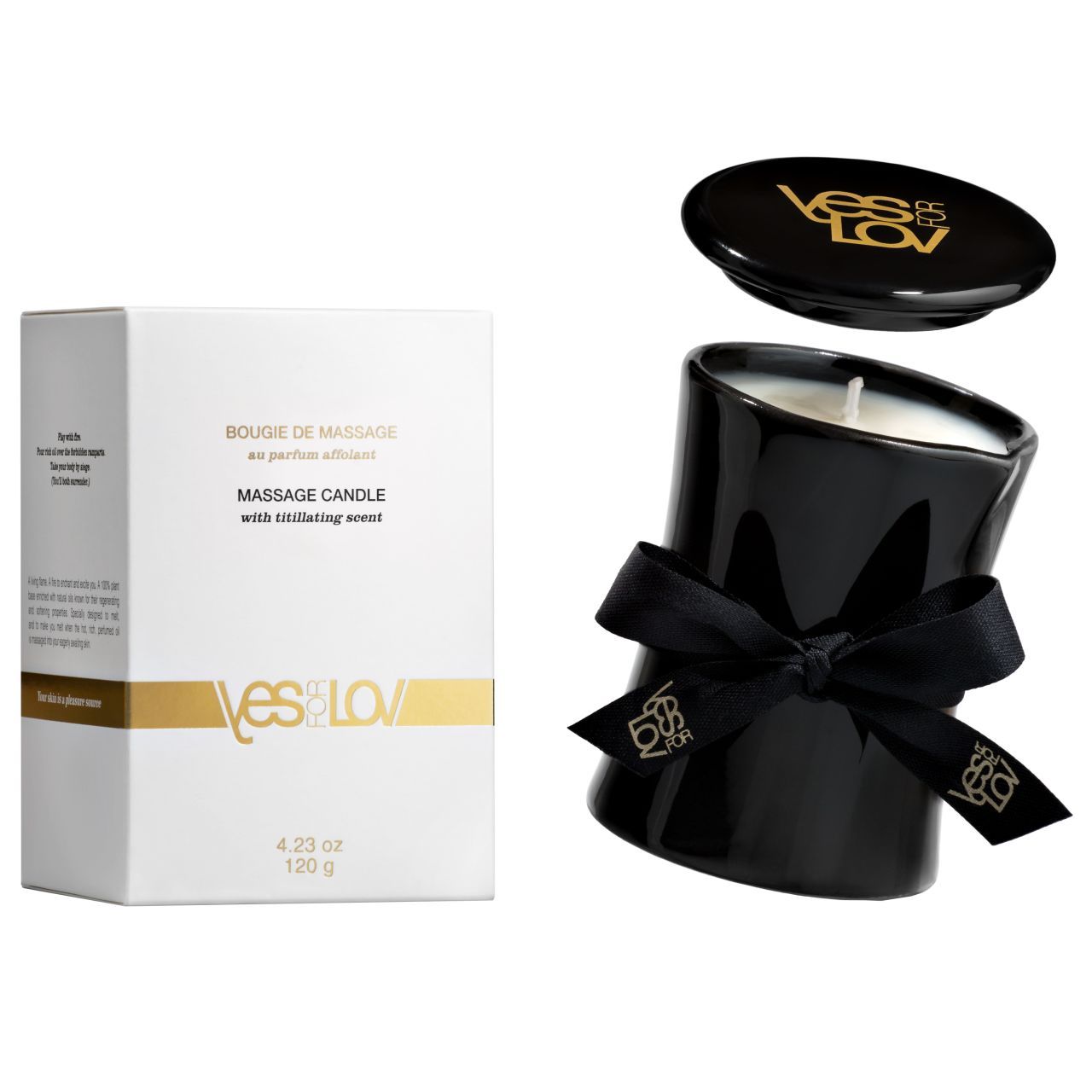 Bougie noire avec couvercle et ruban. Emballage blanc avec texte et logo.