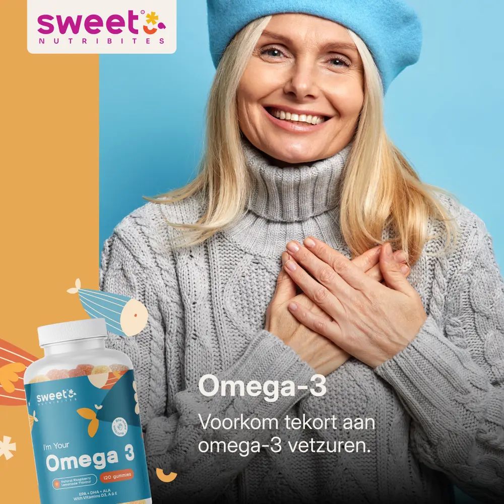 Vrouw met muts lacht. Fles Omega-3 gummies. Tekst: Omega-3. Voorkom tekort aan omega-3 vetzuren.