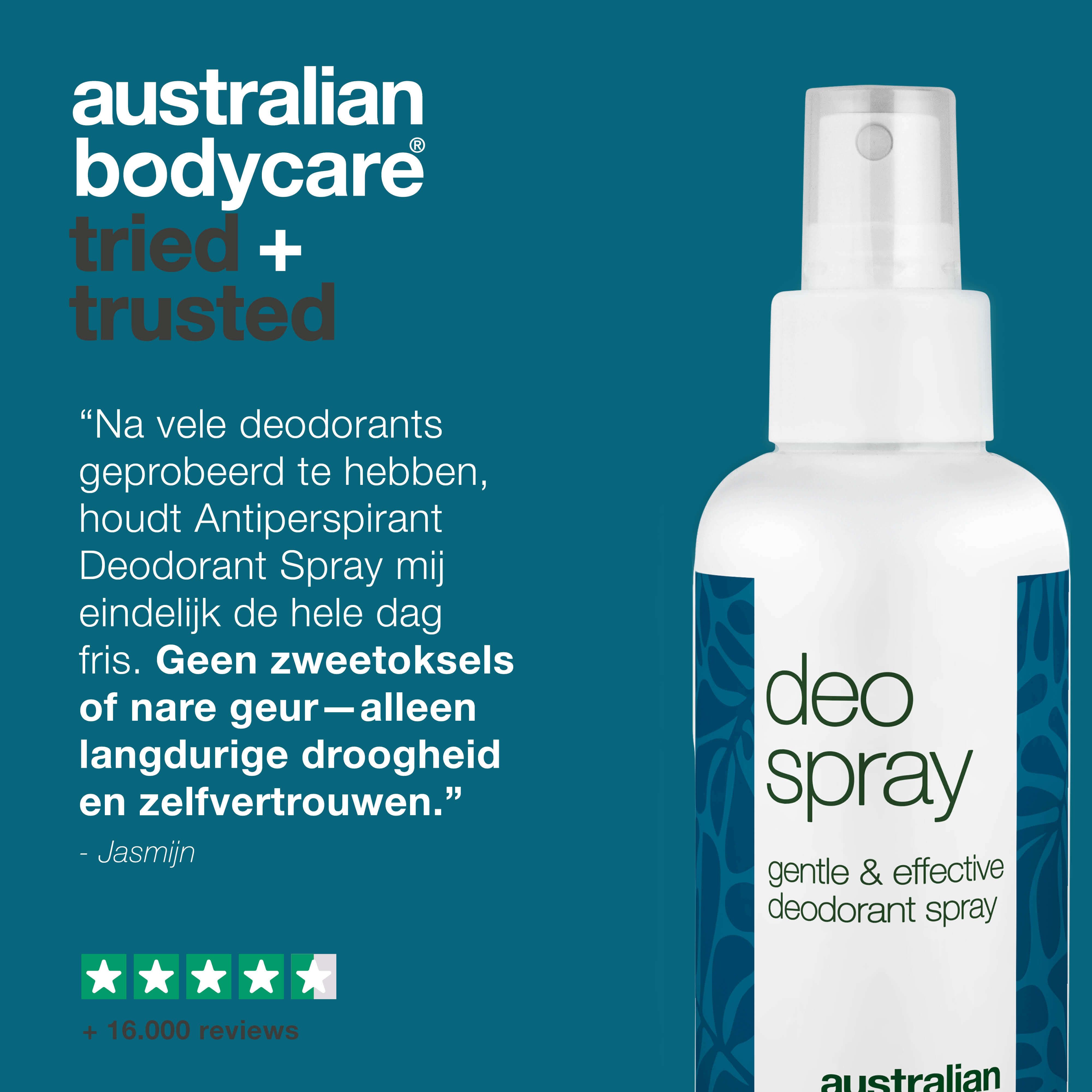 Witte deodorant spray fles. Tekst: Deo Spray, Australian Bodycare. Citaat en sterrenbeoordeling.