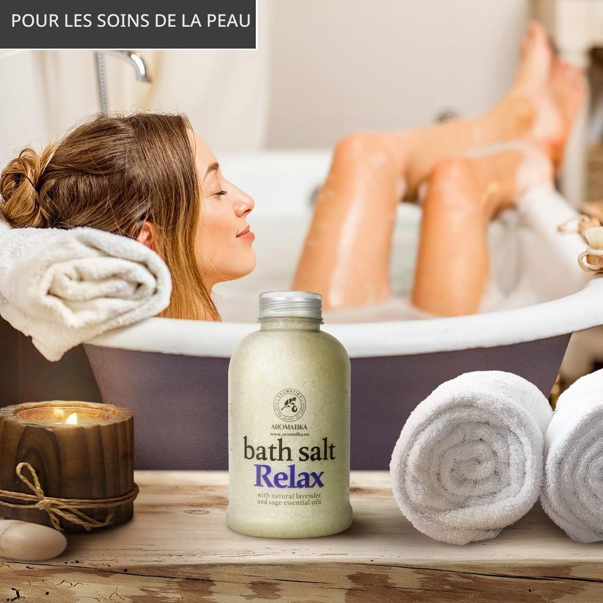 Bouteille de sel de bain 'Relax' à la lavande et à l'huile de sauge. Une femme se détend dans une baignoire.