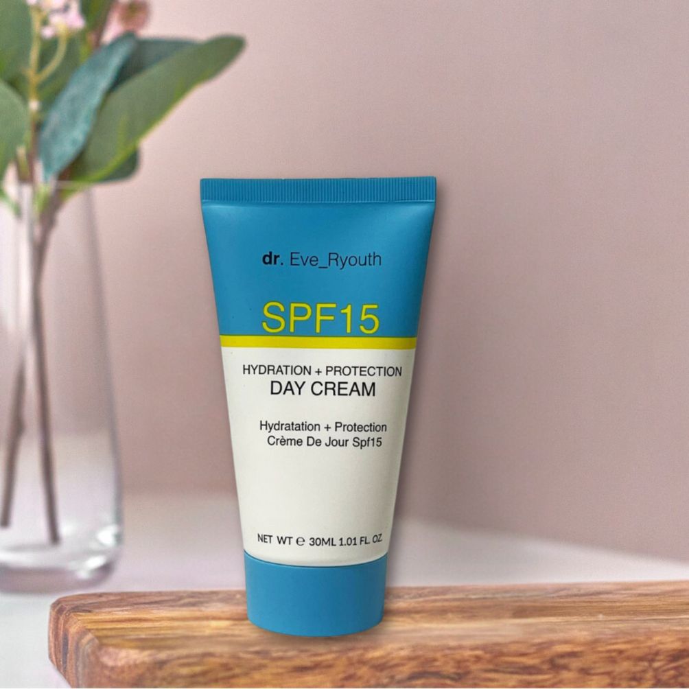 Dr. Eve_Ryouth SPF 15 Dagcrème in blauwe tube, geplaatst op een houten plank.