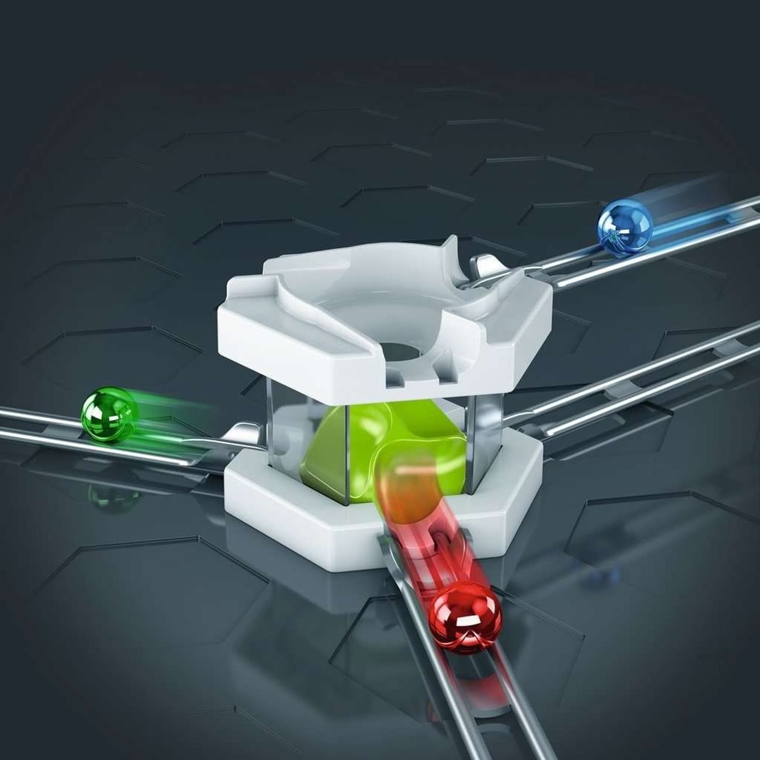 Witte mixer met gekleurde knikkers op rails. Rode, groene, blauwe en oranje knikkers. Grijze achtergrond.