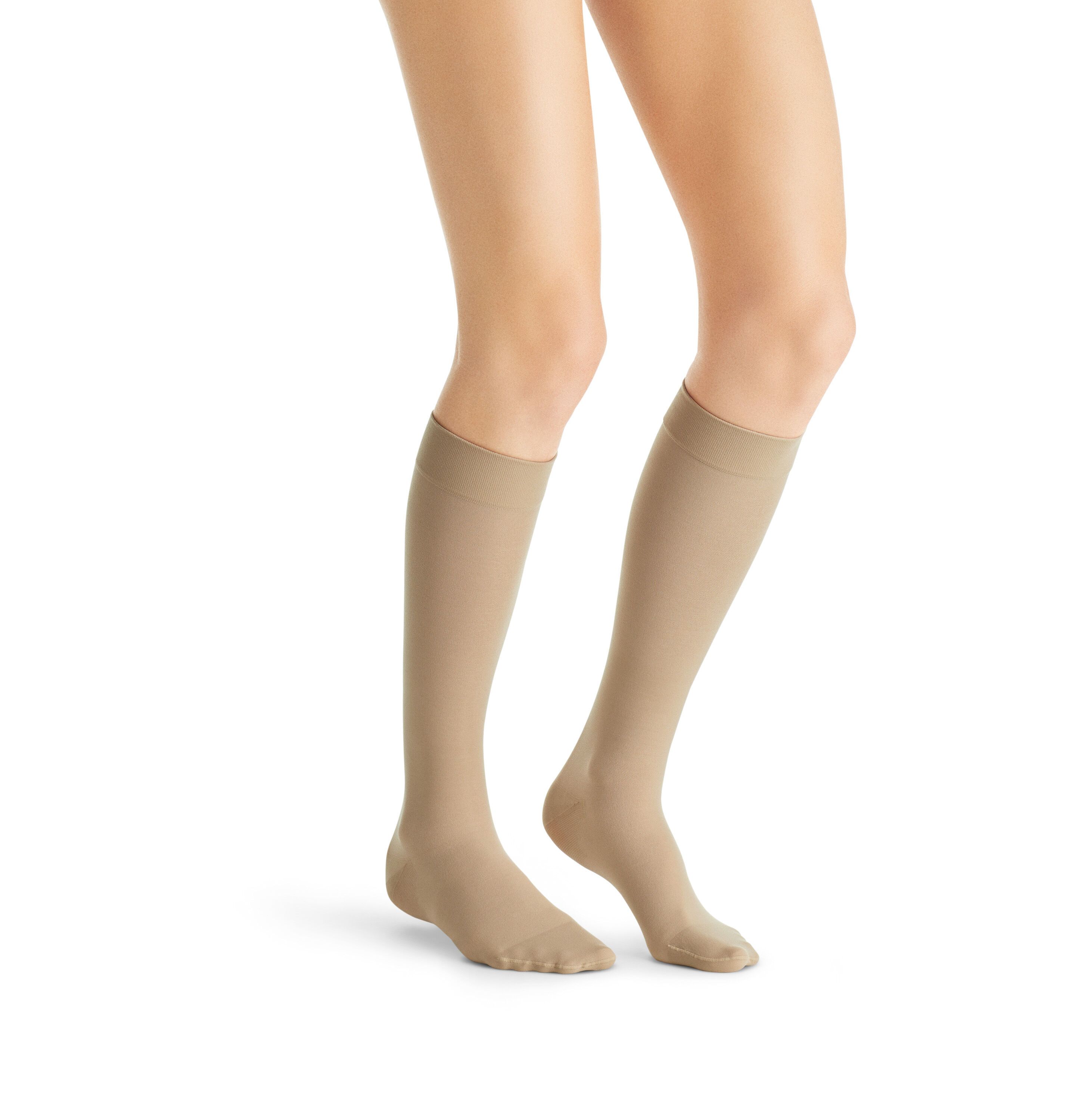 Bas de compression JOBST UltraSheer beiges sur jambes. Vue de face, sur fond blanc.