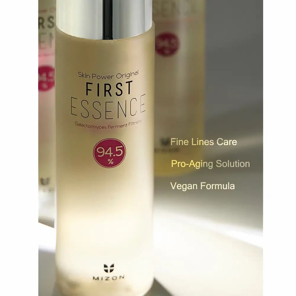 Huidverzorging essence fles met tekst: First Essence, 94,5%, Fine Lines Care, Vegan Formula. Merk: MIZON.