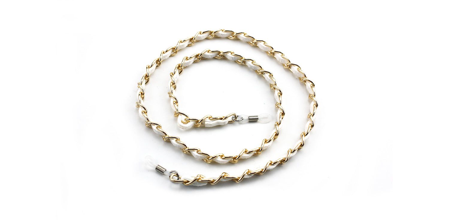 Brillenketting met gouden schakels en wit leer. Metalen sluitingen aan de uiteinden.