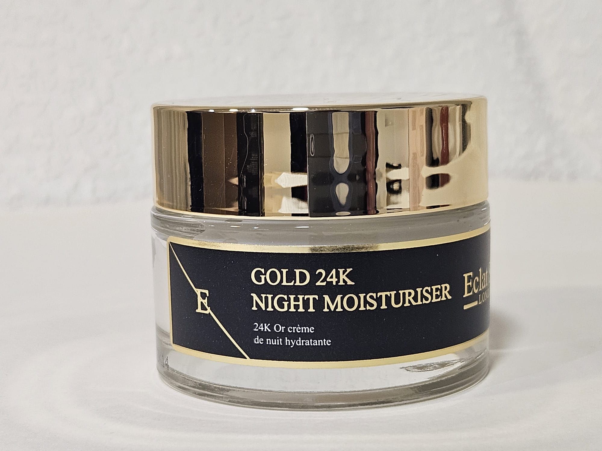 Eén crèmepotje: nachtcrème met 24K goud, zwart etiket.