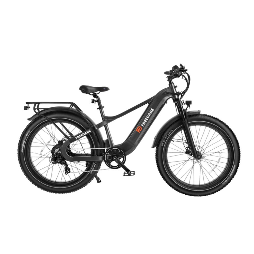 Vélo électrique noir avec pneus larges. Porte-bagages, garde-boue et logo FREEDARE visibles.