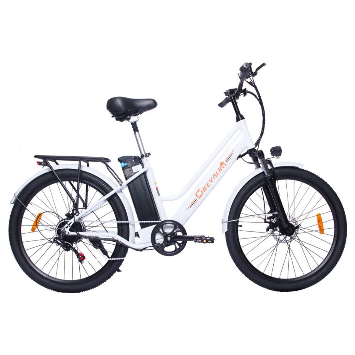 Vélo électrique blanc avec pneus noirs, porte-bagages et batterie. Marque Cheevalry.