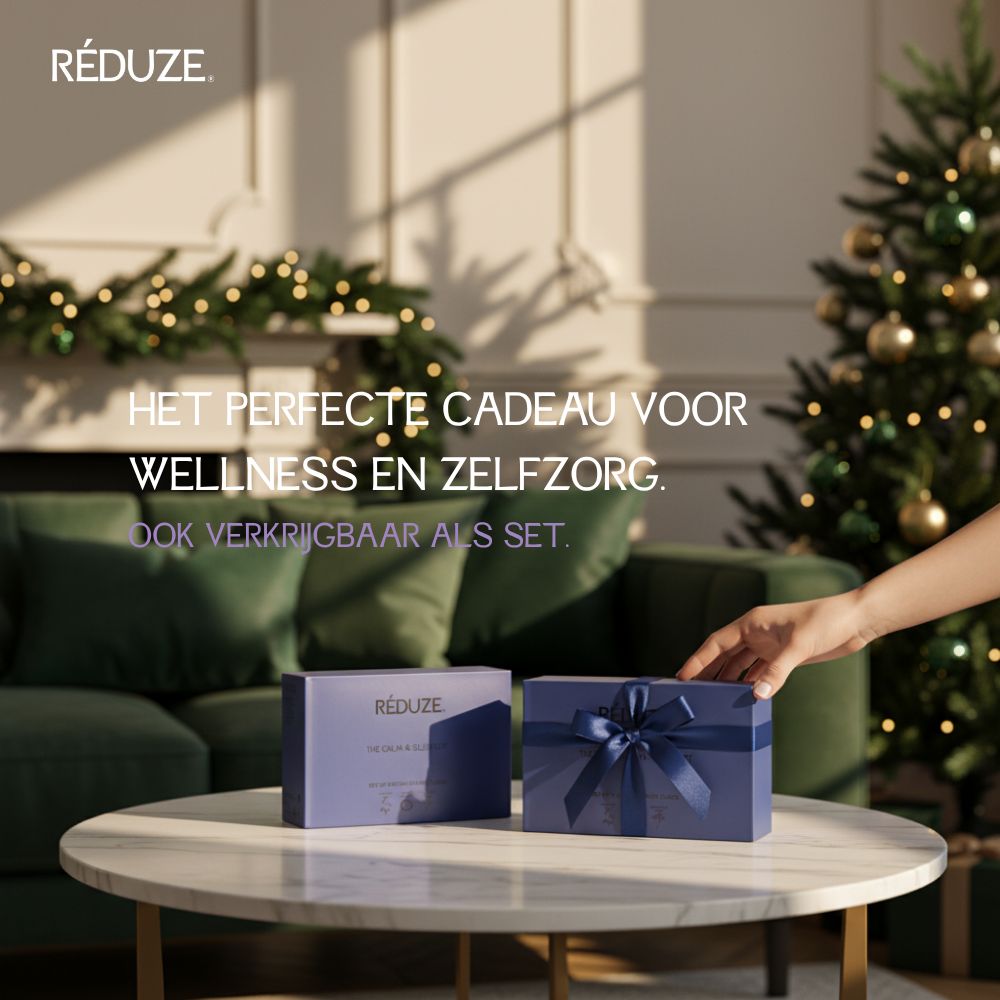 Twee geschenkdozen met blauwe strik op een tafel. RÉDUZE-logo zichtbaar.
