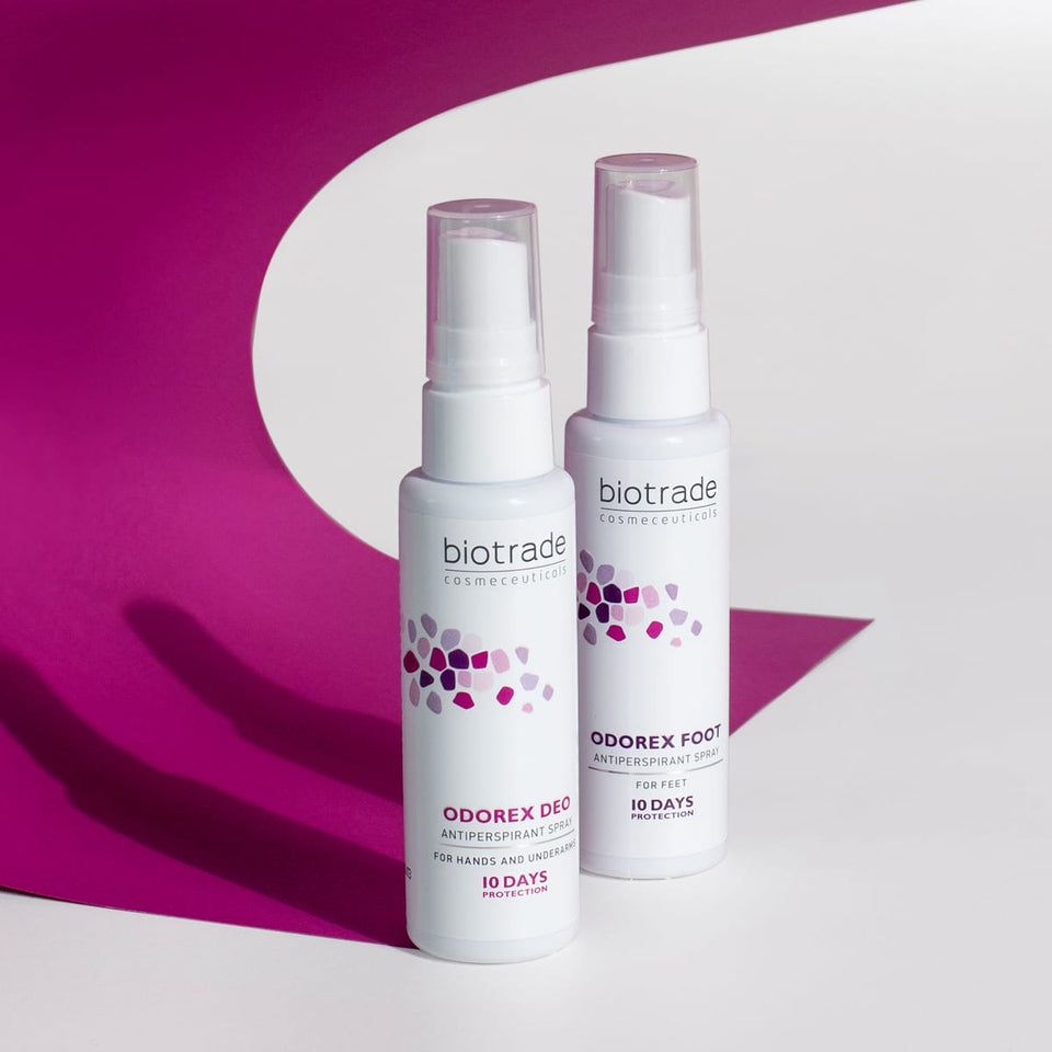 Twee witte sprays met tekst. Opschrift: Odorex Deo. Roze en witte achtergrond.