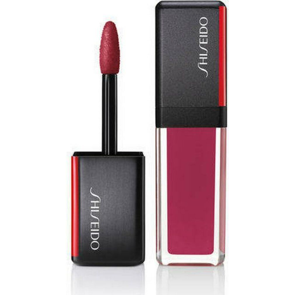 Lipstick met applicator. Zwarte dop met rode accenten en Shiseido-logo. Roze kleur in transparante houder.