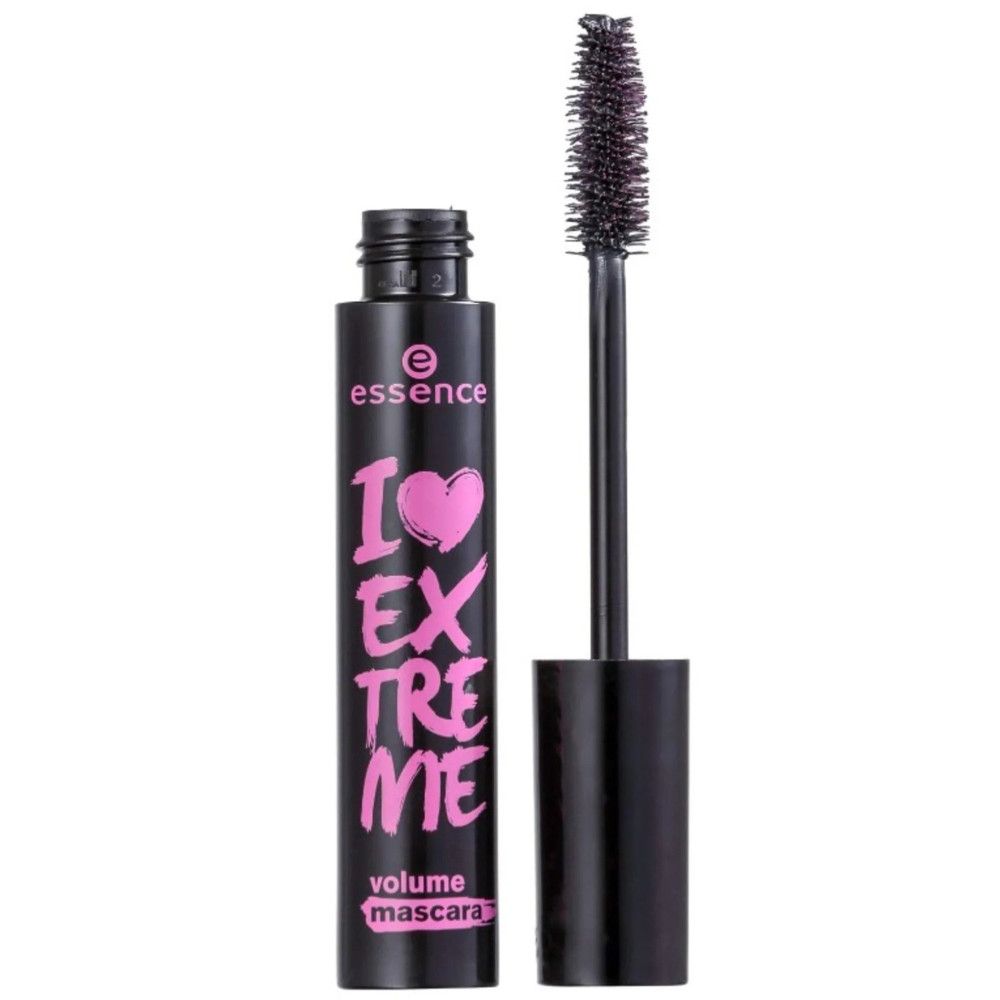 Brosse et tube de mascara noirs. Le tube porte l'inscription "I Love Extreme Volume Mascara" en rose. Marque : Essence.