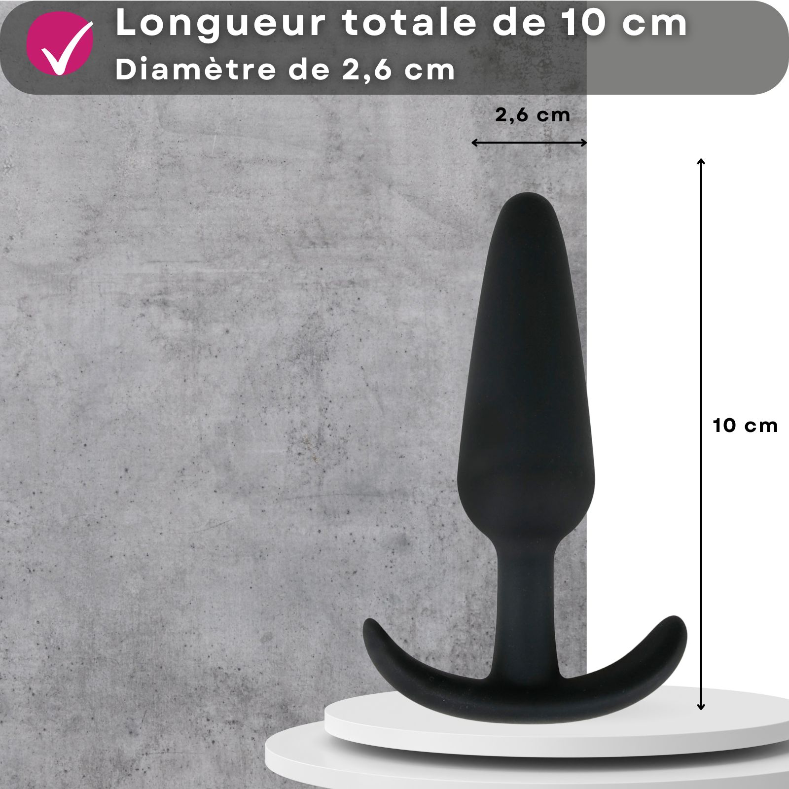 Plug anal, 10 cm de long, 2,6 cm de diamètre. Silicone noir, avec poignée.