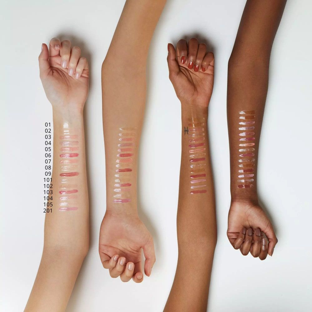 Armen met verschillende huidtinten tonen lipgloss-kleuren. Meerdere tinten aangebracht op elke arm. Nummering van de tinten.