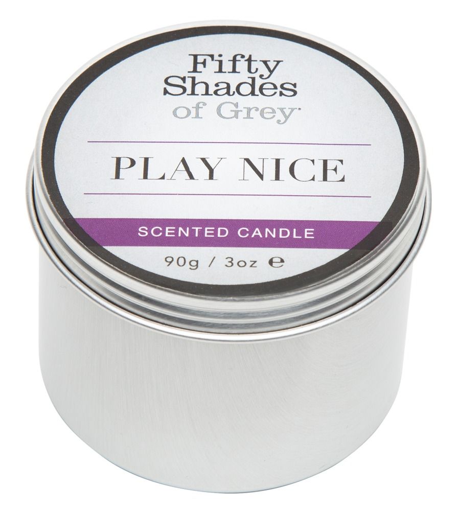 Bougie argentée avec couvercle. Inscription : "Fifty Shades of Grey", "PLAY NICE" et "Scented Candle".