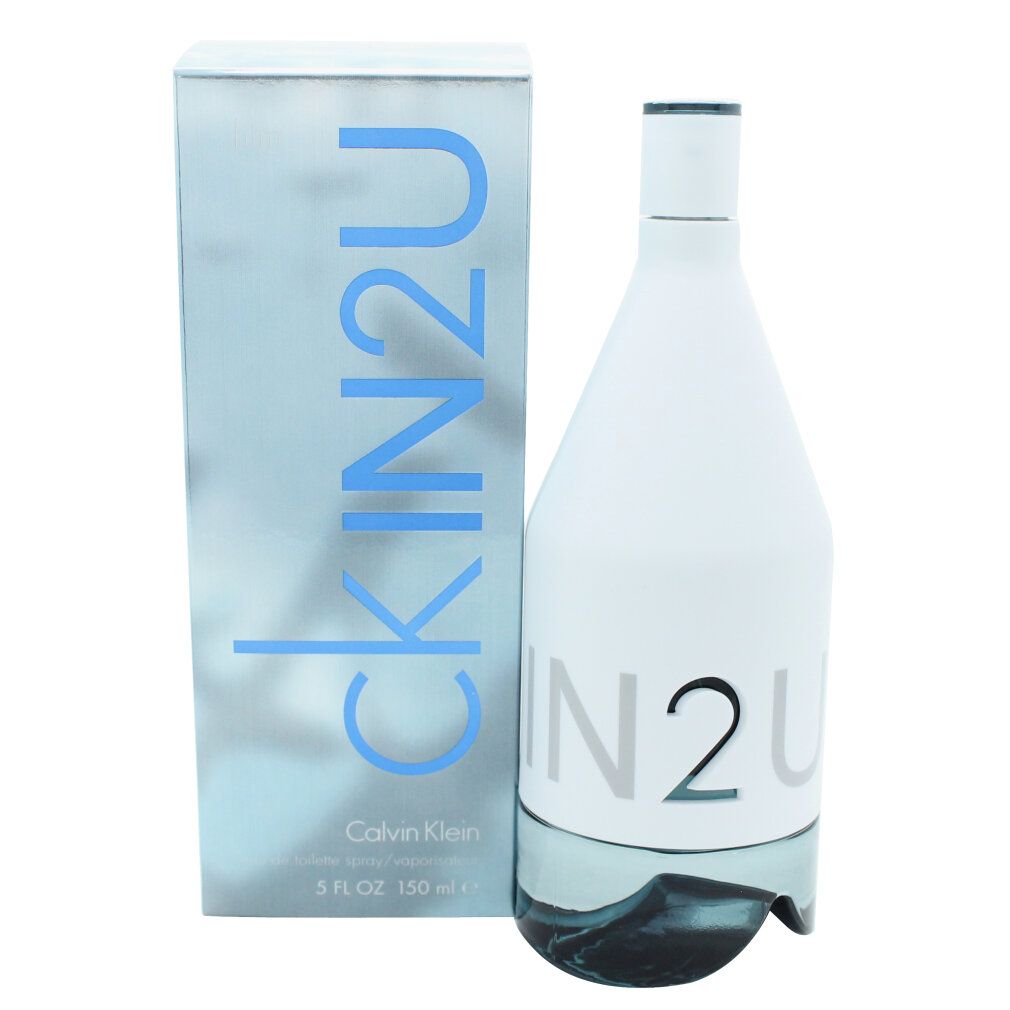 Flacon et emballage Calvin Klein IN2U. Flacon blanc à base bleue, emballage argenté avec lettrage bleu.