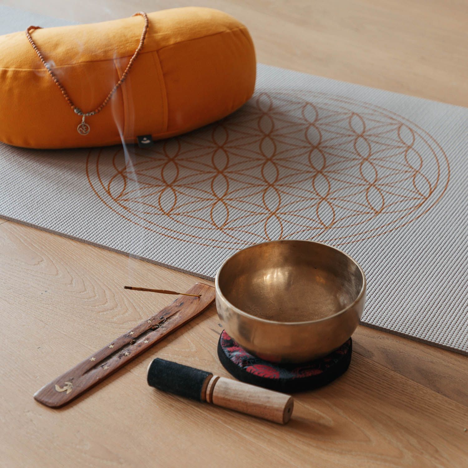 Yogamat met Flower of Life, accessoires: kussen, klankschaal, wierook.