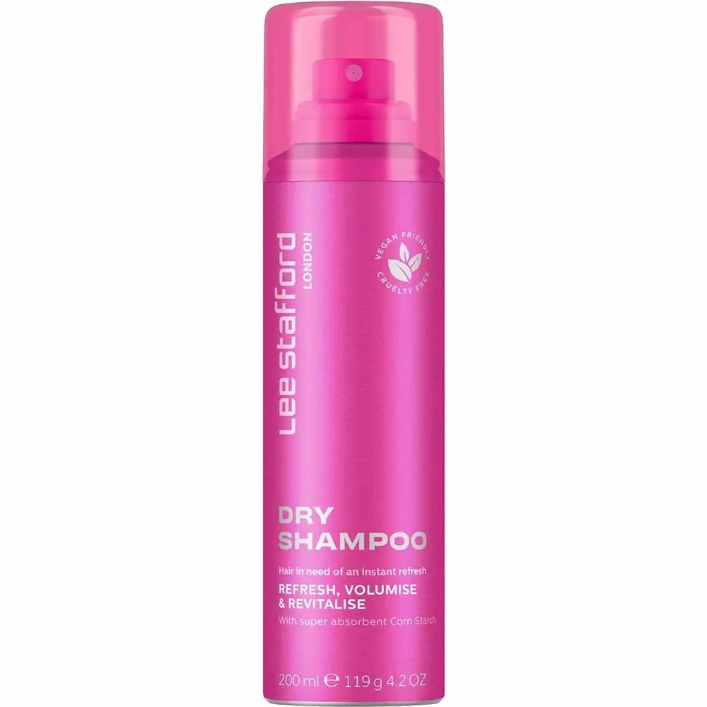 Roze sprayfles Lee Stafford London Dry Shampoo. Opschrift: Dry Shampoo. Vegan, dierproefvrij. Inhoud: 200ml.