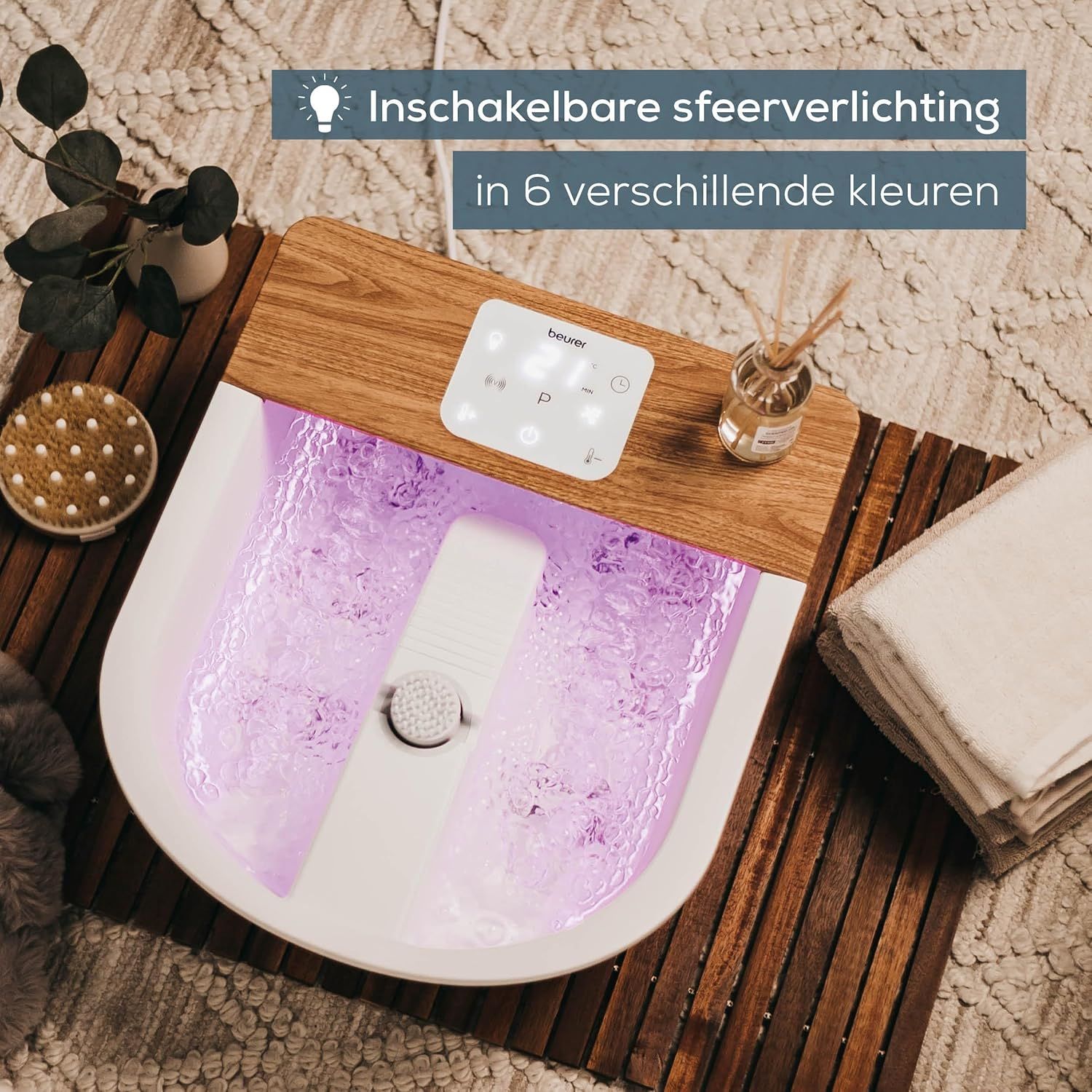 Voetenbad met bruisfunctie, sfeerverlichting in 6 kleuren en houten accenten.
