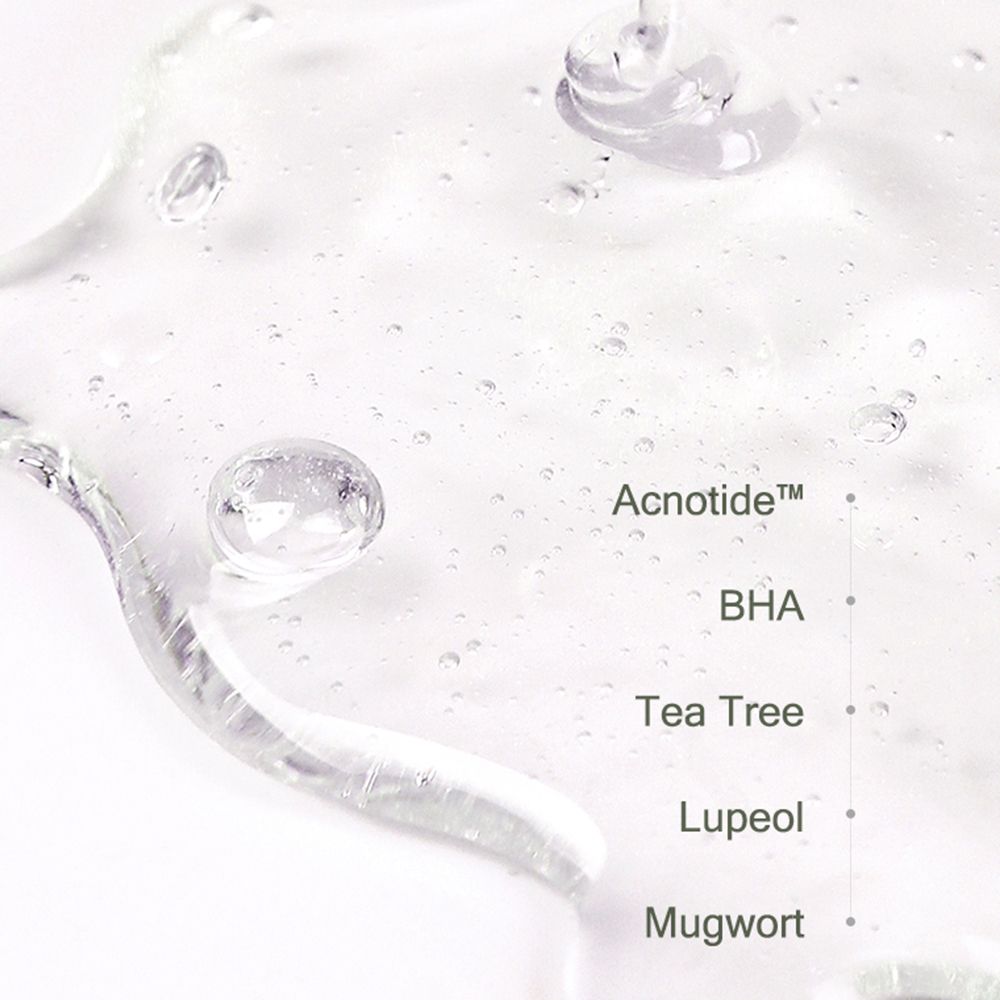 Close-up van transparante vloeistoffen. Labels 'Acnotide', 'BHA', 'Tea Tree', 'Lupeol' en 'Mugwort'.