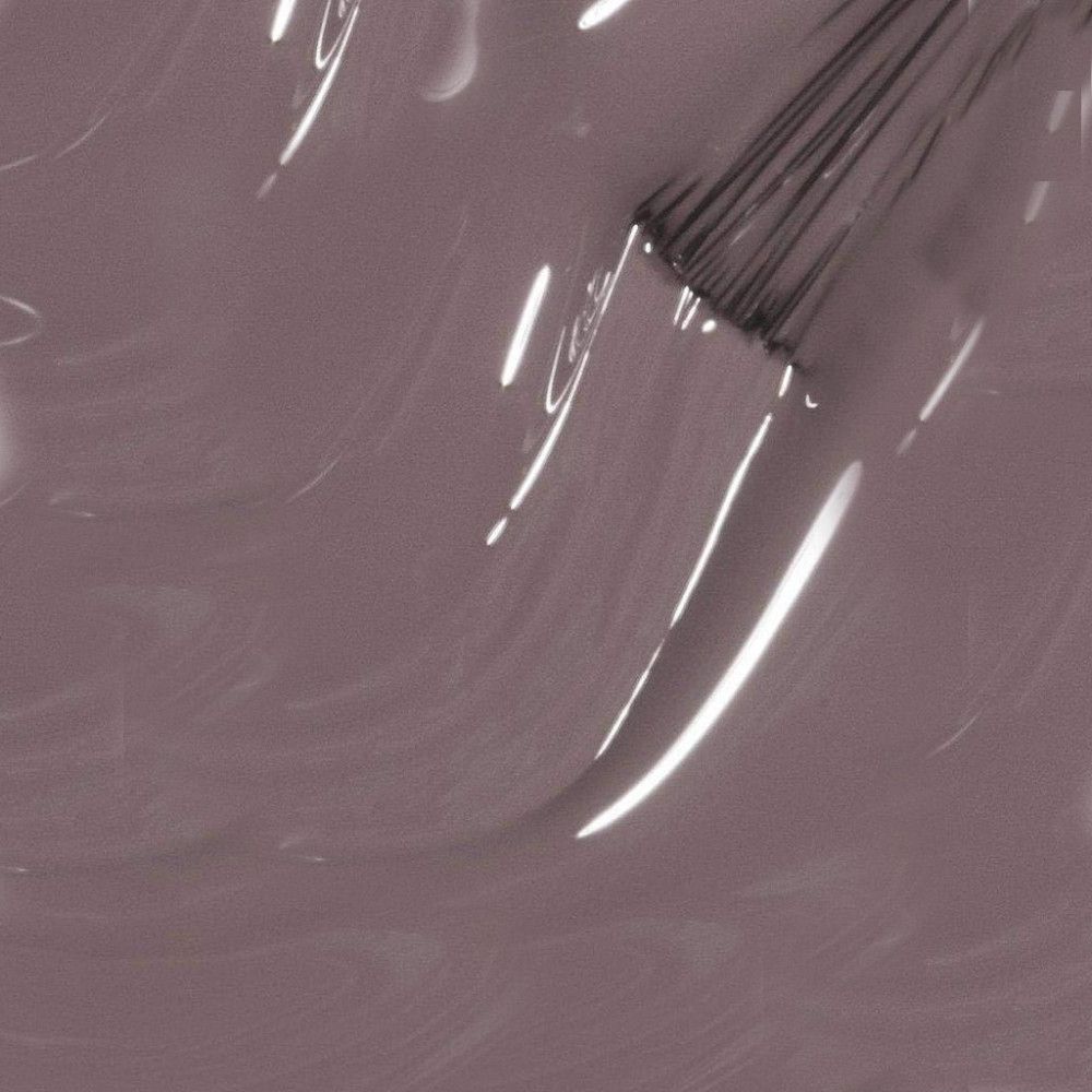 Vernis à ongles taupe avec pinceau. Surface brillante. Vue rapprochée.