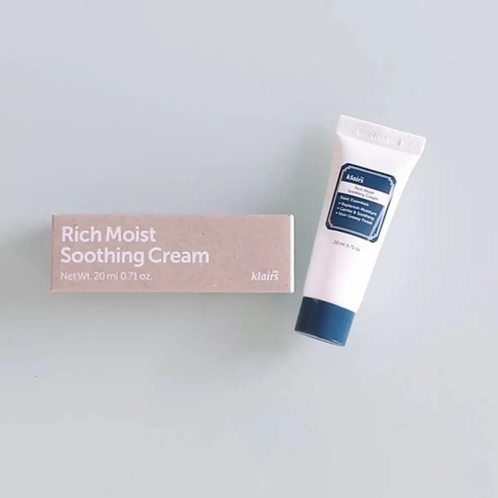 Verpakking en tube. Opschrift: Rich Moist Soothing Cream. Tube: klairs, blauw etiket.