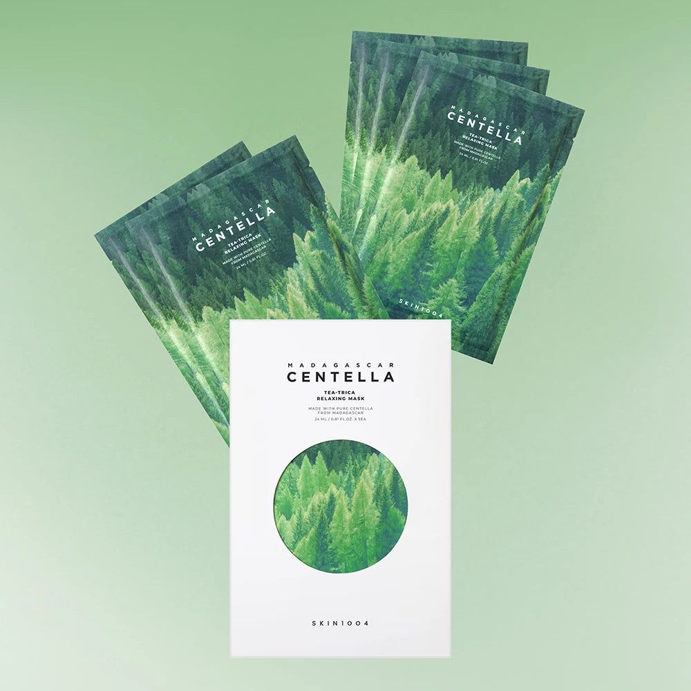 Plusieurs emballages de masques et une boîte avec motif forestier et nom du produit. Texte: Madagascar Centella, Tea-Trica Relaxing Mask, SKIN1004.
