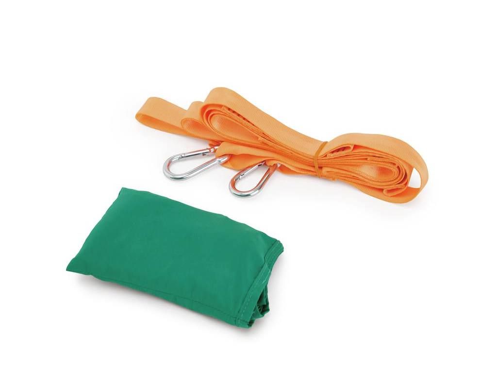 Hape Pocket Swing. Groene opgevouwen stoffen zak, oranje banden met twee karabijnhaken.