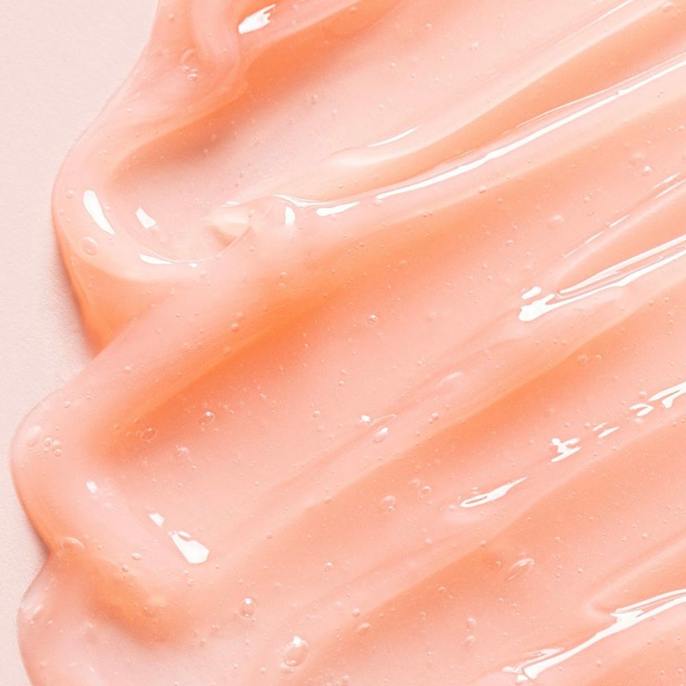 Gros plan du masque à lèvres. Texture rose et brillante. Surface lisse.