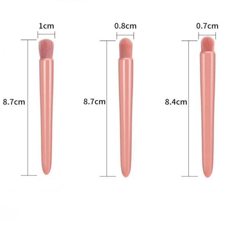 Trois petits pinceaux de maquillage roses avec dimensions : 8,7 cm, 0,8 cm ; 8,7 cm, 0,7 cm ; 8,4 cm, 1 cm.