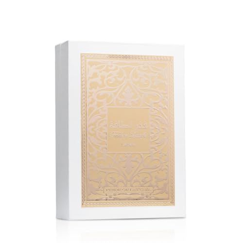 Emballage de parfum blanc avec un motif complexe en relief doré sur le devant.