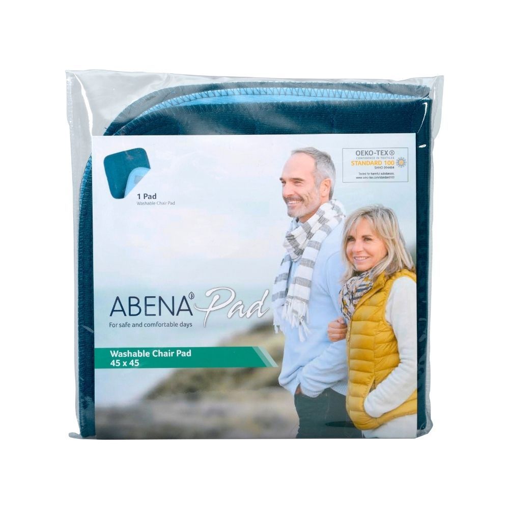 Verpakte ABENA Pad. Wasbaar stoelkussen, 45x45 cm. Afbeelding van een paar. Oeko-Tex Standard 100 certificering.