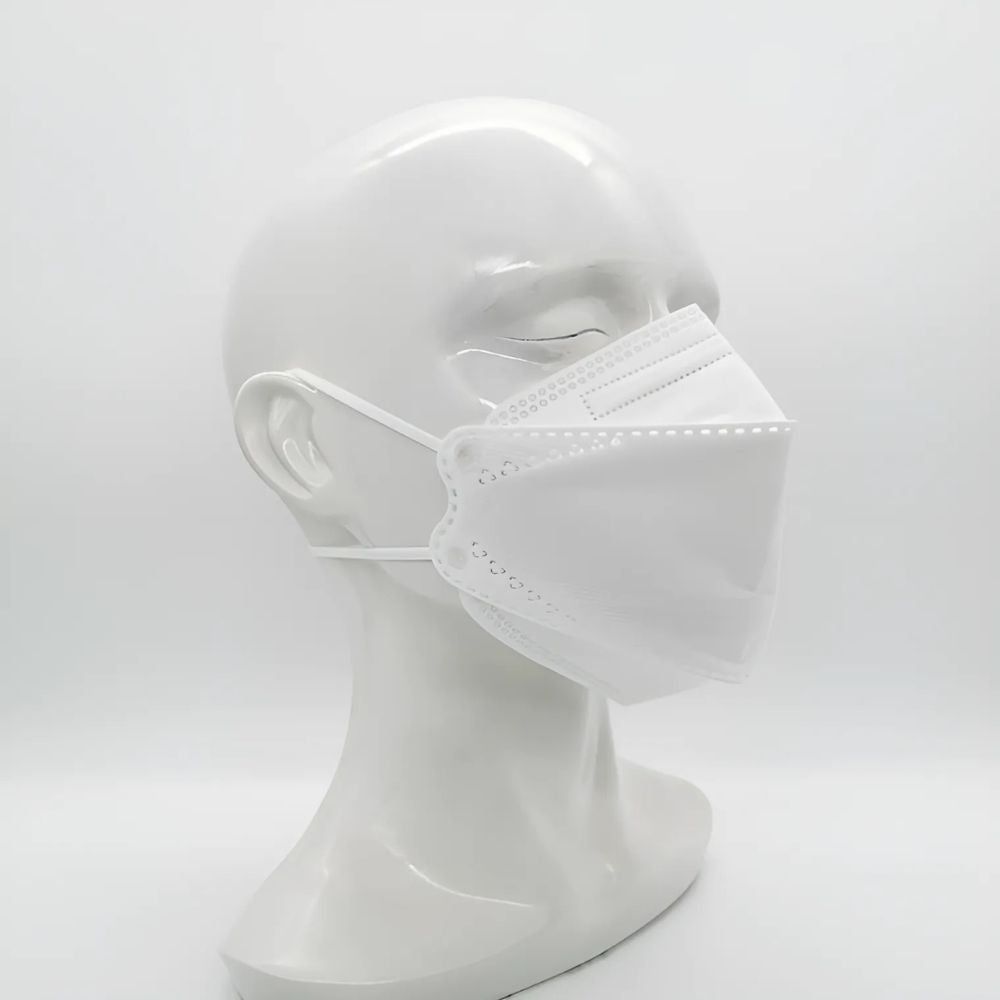 Masque Bolisi FFP2 blanc sur tête de mannequin blanche. Masque avec boucles d'oreille. Vue de côté.