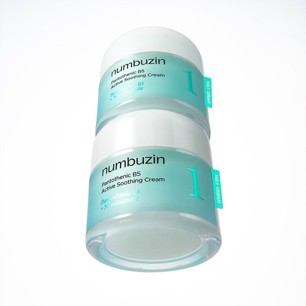Deux pots de Numbuzin No. 1 Pantothenic B5 Active Soothing Cream empilés.
