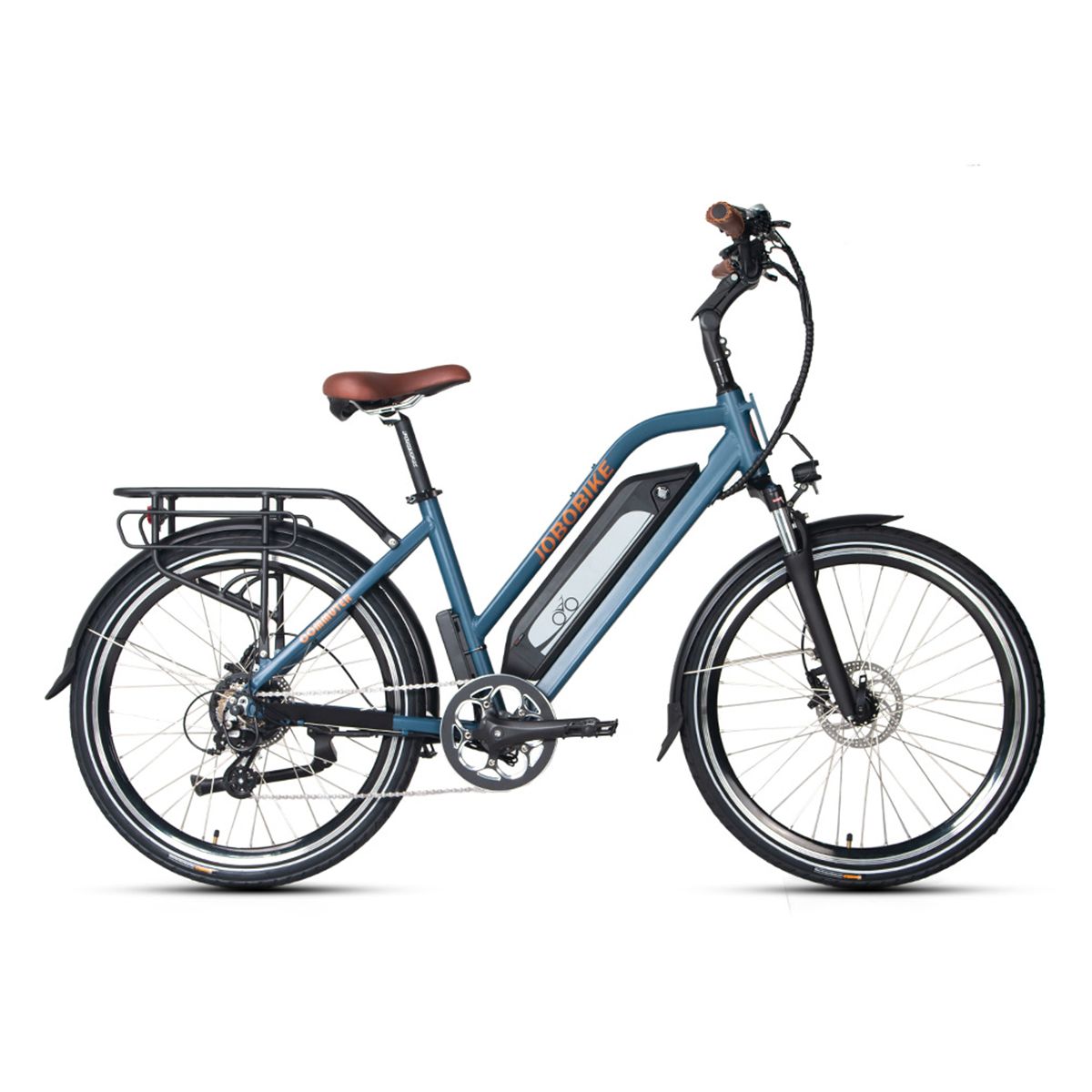 Vélo électrique de ville bleu avec selle et guidon marron. Porte-bagages arrière. Logo JOBOBIKE sur le cadre.