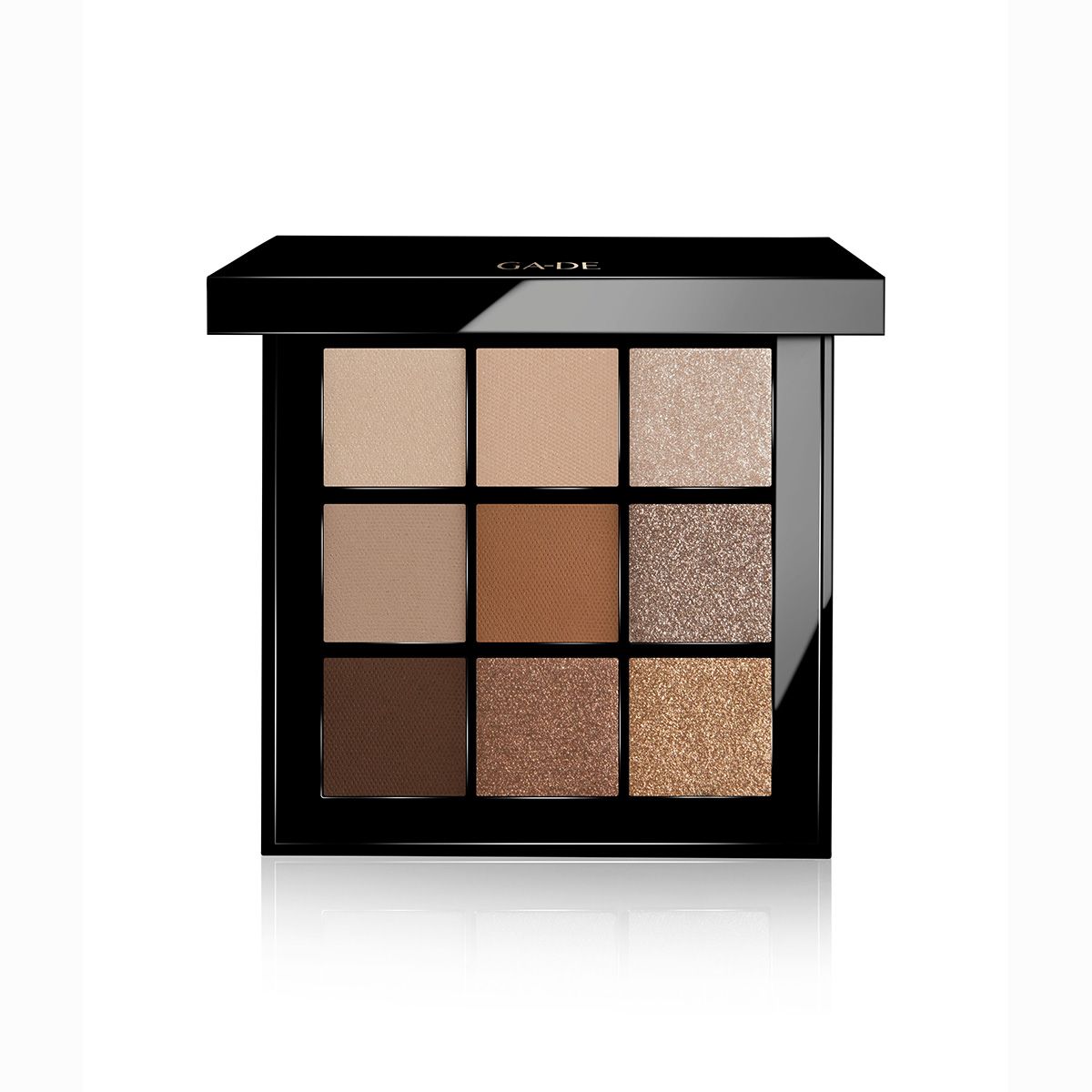 Palette de fards à paupières Ga-De Velveteen. Palette carrée noire avec neuf teintes beiges, marrons et dorées. Marque en haut.