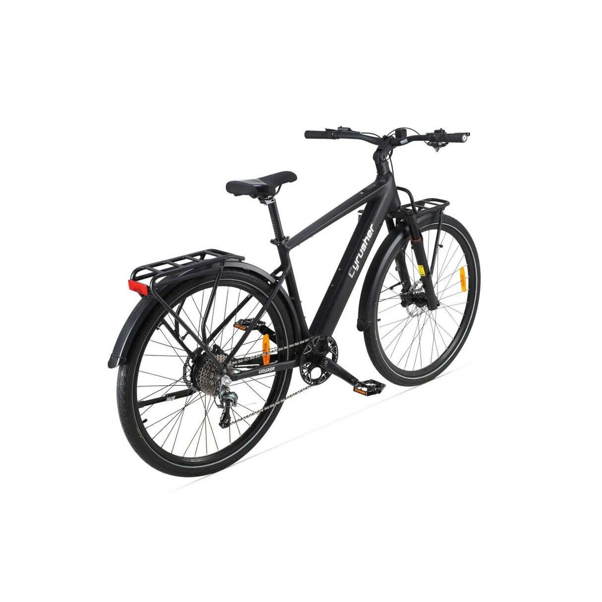 Zwarte CYRUSHER trekking e-bike. Bagagedrager, spatborden en achterlicht zichtbaar. Gele reflectoren.