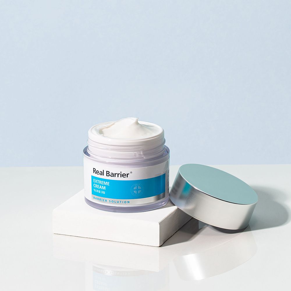 Open crèmepot met deksel. Op een wit voetstuk. Blauwe en witte kleurstelling. Achtergrond: lichtblauw.